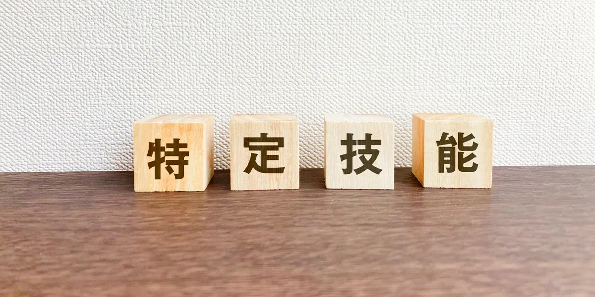 カフェで働くアジア系の人